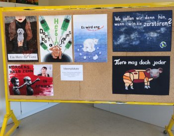 Im Kunstunterricht erstellten Oberstufenschüler Plakate zum Thema „Plakate im Spannungsfeld zwischen Kunstwerk und Massenmedium – Visuelle Kommunikation“.